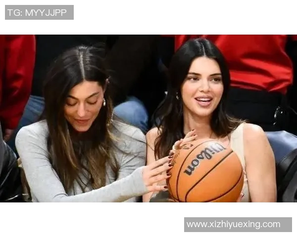 足球明星们为何纷纷倾心于詹娜的魅力与风采解析 足球明星们为何纷纷倾心于詹娜的魅力与风采解析